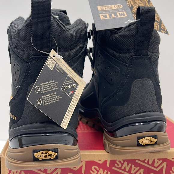 Vans WMNS Ultrarange Exo Hi Gore Black/Gold
VN0A5JHXZX1
Boots All Weather Sneakr - Picture 13 of 16